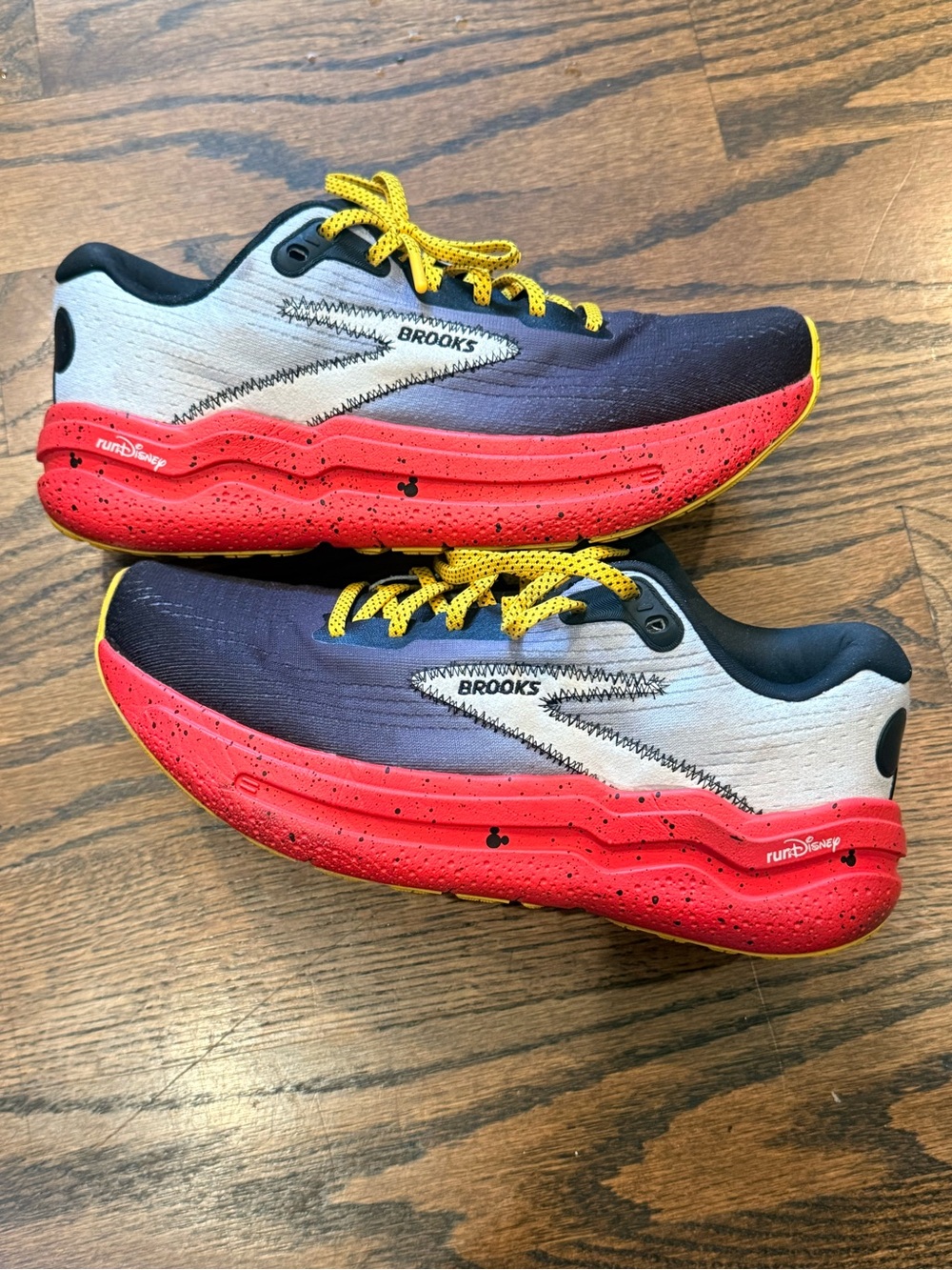 Brooks Run Disney Ghost Max 2 Mickey Mouse Women’s 9 Running Shoes
